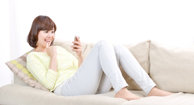 スマホを見る女性